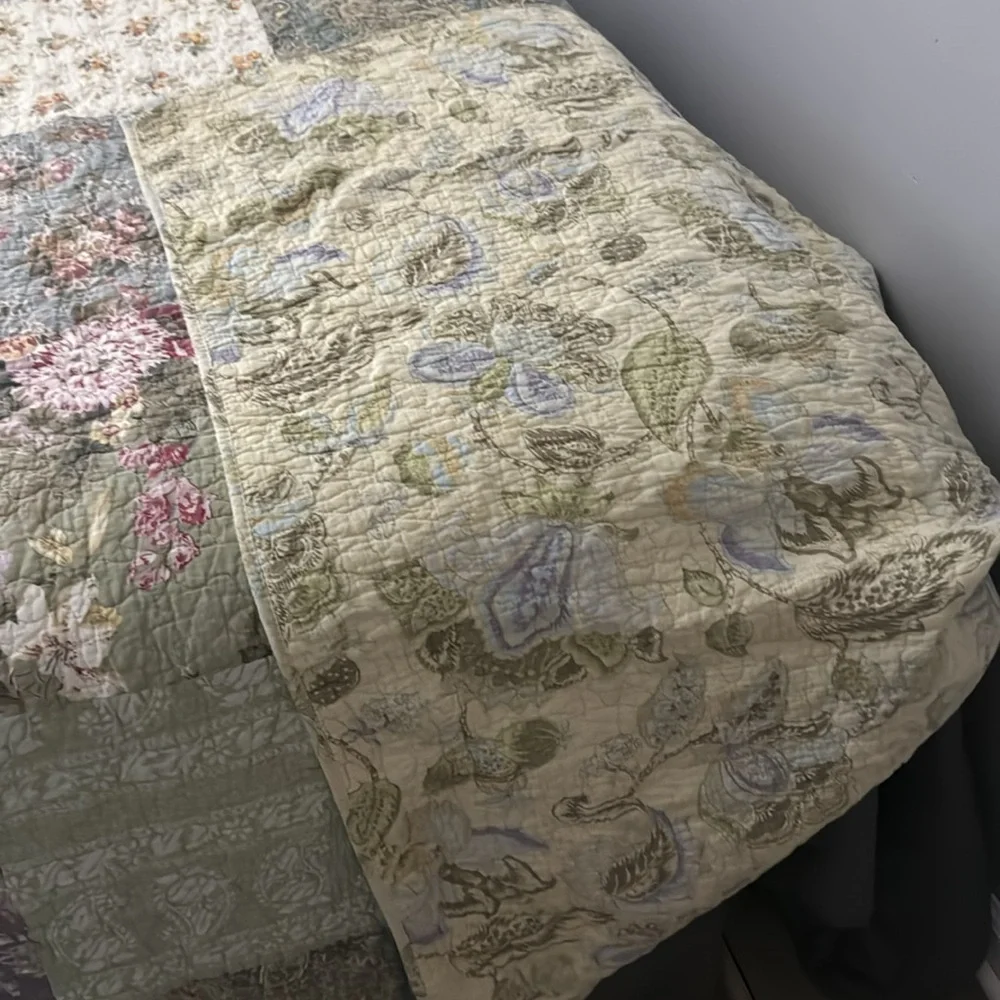 Beautiful King Comforter and King Shams - Picture 3 of 6